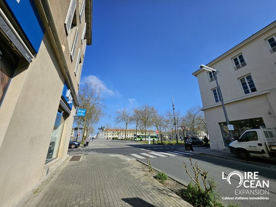 CELLULE COMMERCIALE NEUVE À LA ROCHE-SUR-YON  PLACE NAPOLÉON