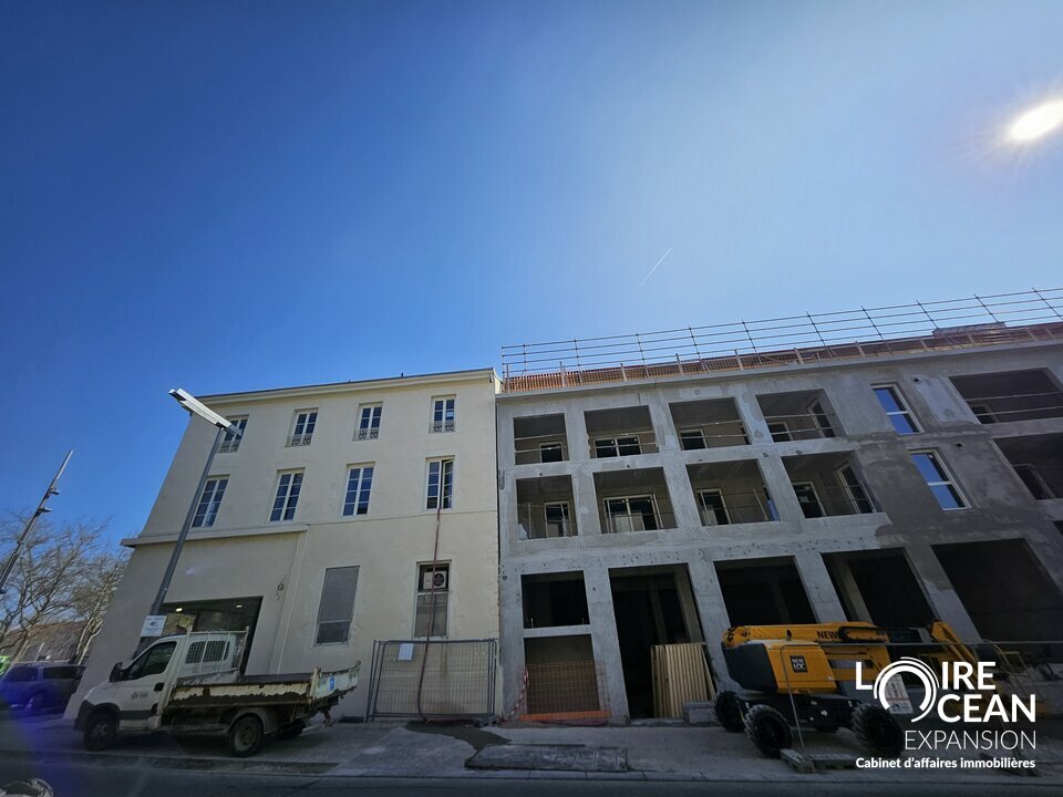 CELLULE COMMERCIALE NEUVE À LA ROCHE-SUR-YON  PLACE NAPOLÉON
