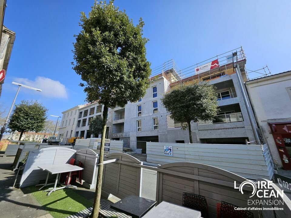 CELLULE COMMERCIALE NEUVE À LA ROCHE-SUR-YON  PLACE NAPOLÉON