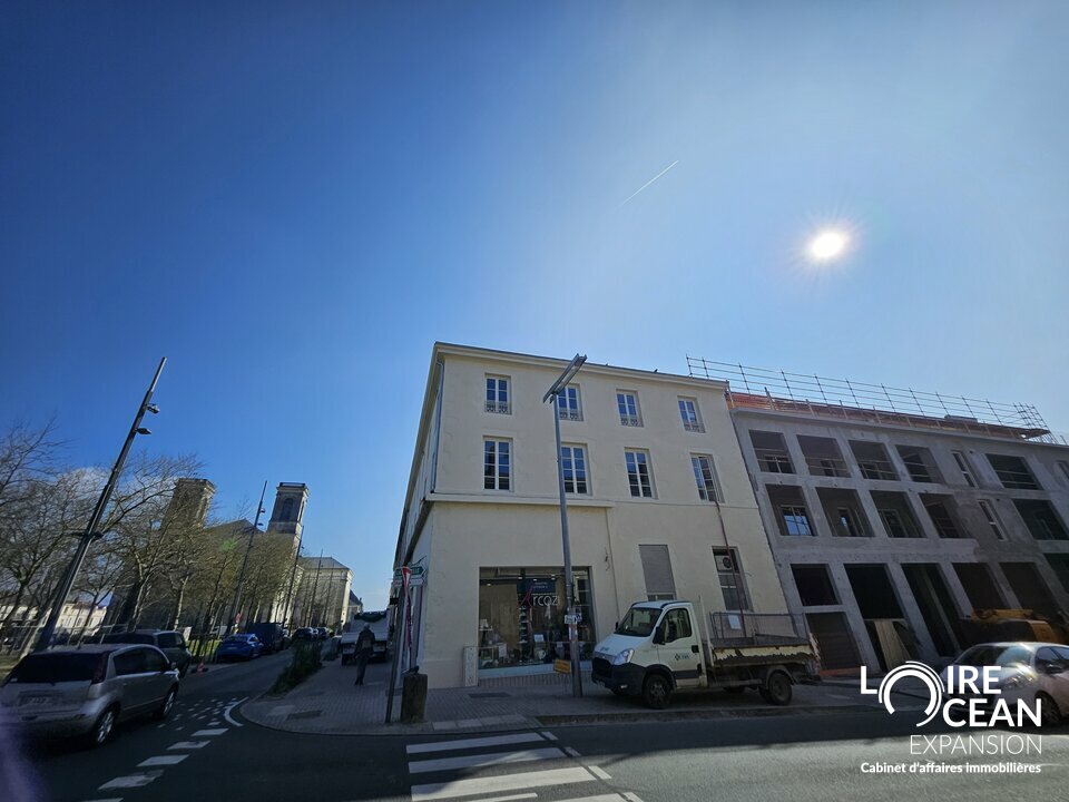 CELLULE COMMERCIALE NEUVE À LA ROCHE-SUR-YON  PLACE NAPOLÉON