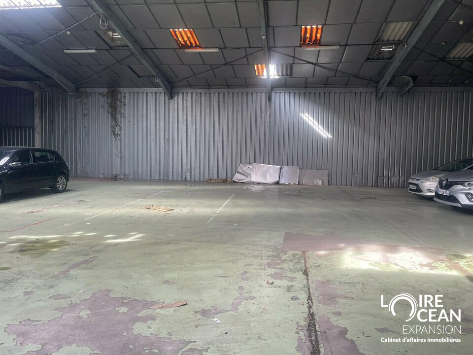 À vendre  Local commercial d&rsquo;environ 715 m²