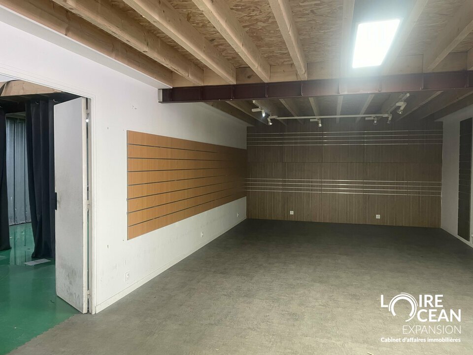 À vendre  Local commercial d&rsquo;environ 715 m²