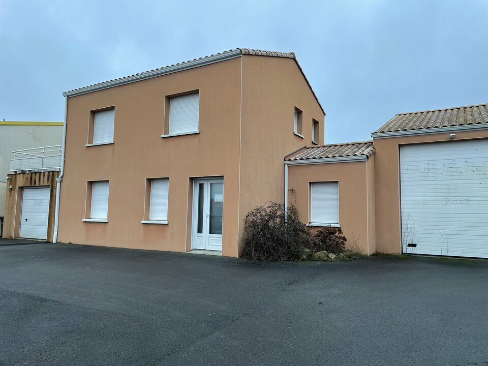 À LOUER  Local d’activité d’environ 200 m² avec bureaux, garages et stockage extérieur