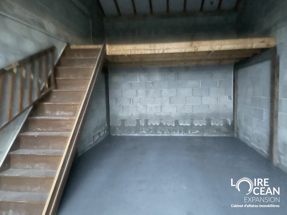 À LOUER  Local d&rsquo;activité d&rsquo;environ 200 m² avec bureaux, garages et stockage extérieur