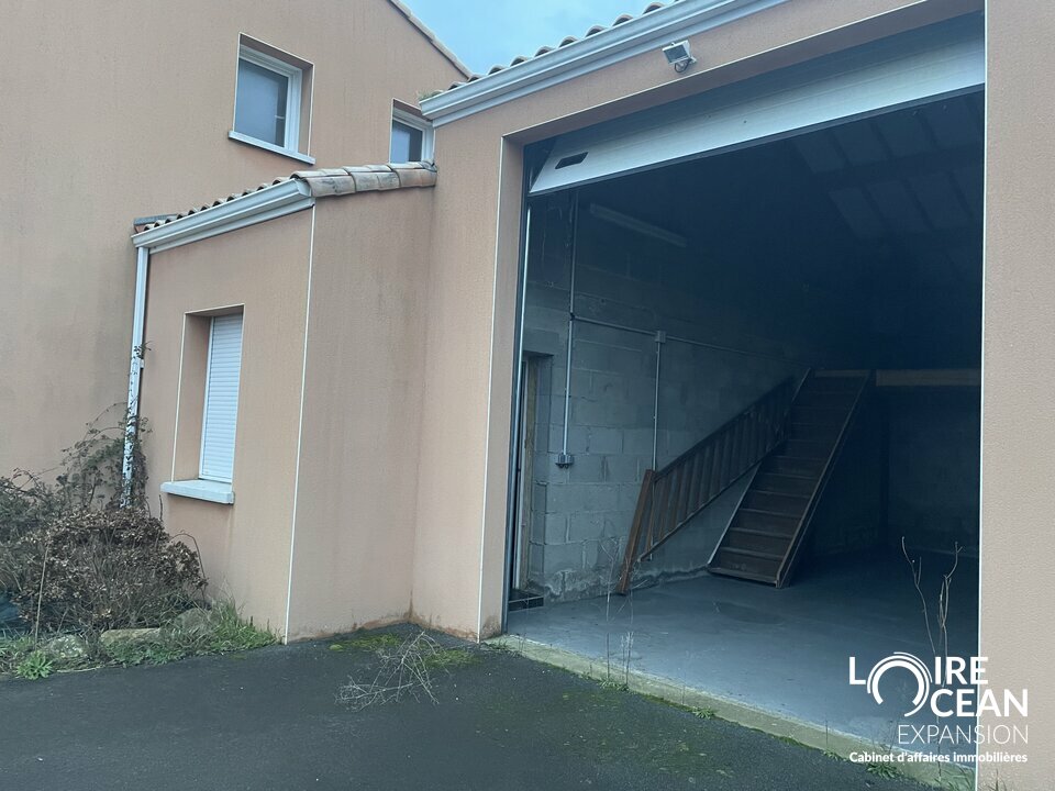 À LOUER  Local d&rsquo;activité d&rsquo;environ 200 m² avec bureaux, garages et stockage extérieur