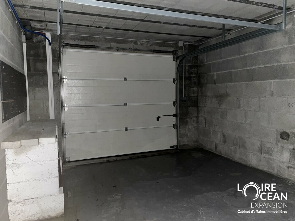 À LOUER  Local d&rsquo;activité d&rsquo;environ 200 m² avec bureaux, garages et stockage extérieur