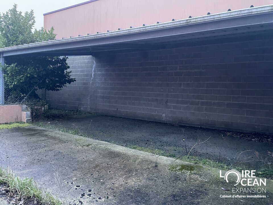 À LOUER  Local d&rsquo;activité d&rsquo;environ 200 m² avec bureaux, garages et stockage extérieur