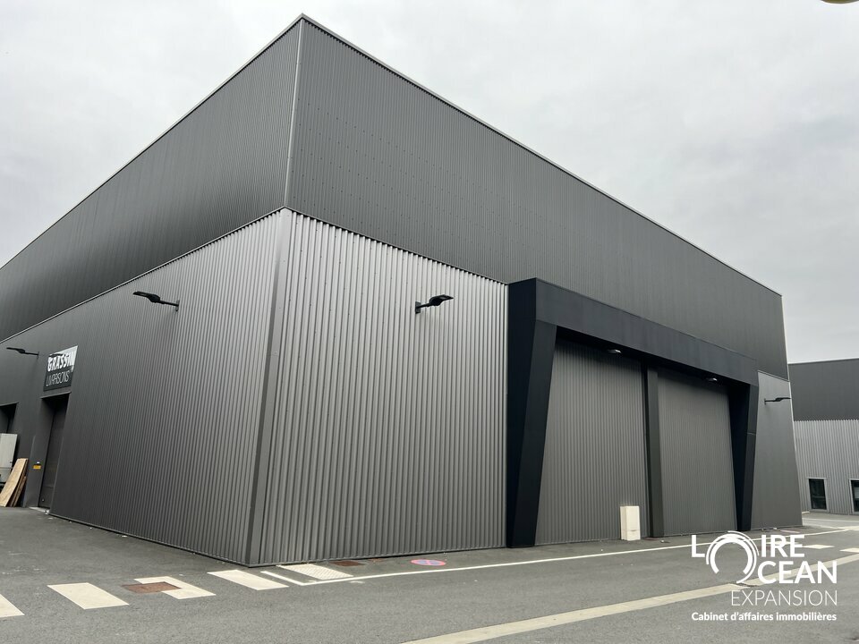 Local d’activité de 195 m² avec porte sectionnelle  Saint-Barthélemy-d’Anjou