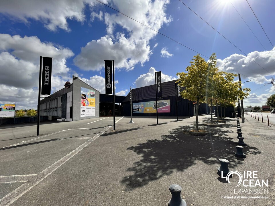 LOIRE OCÉAN EXPANSION vous propose à la LOCATION :

Une grande surface commerciale de 1 600 m², située en zone artisanale et commerciale retail, à fort passage, avec une excellente accessibilité et un grand parking privé de 80 places.