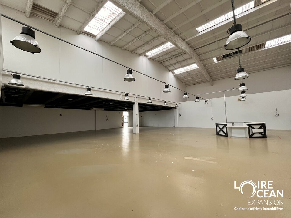 LOIRE OCÉAN EXPANSION vous propose à la LOCATION :

Une grande surface commerciale de 1 600 m², située en zone artisanale et commerciale retail, à fort passage, avec une excellente accessibilité et un grand parking privé de 80 places.