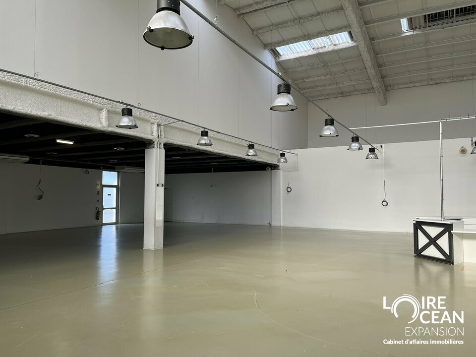 LOIRE OCÉAN EXPANSION vous propose à la LOCATION :

Une grande surface commerciale de 1 600 m², située en zone artisanale et commerciale retail, à fort passage, avec une excellente accessibilité et un grand parking privé de 80 places.