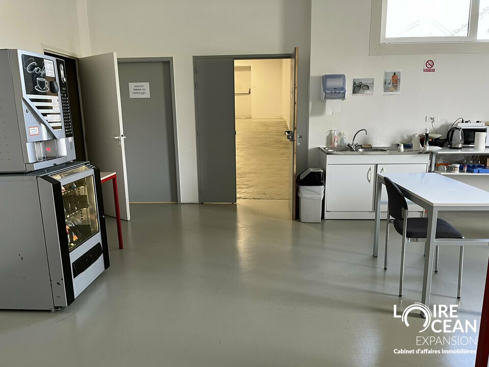 LOIRE OCÉAN EXPANSION vous propose à la LOCATION :

Une grande surface commerciale de 1 600 m², située en zone artisanale et commerciale retail, à fort passage, avec une excellente accessibilité et un grand parking privé de 80 places.