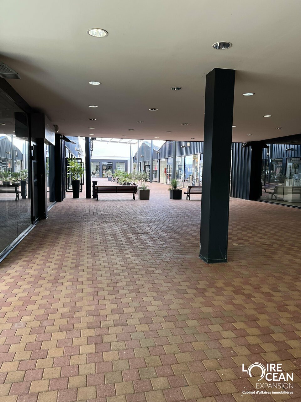 LOIRE OCÉAN EXPANSION vous propose à la LOCATION :

Une grande surface commerciale de 1 600 m², située en zone artisanale et commerciale retail, à fort passage, avec une excellente accessibilité et un grand parking privé de 80 places.
