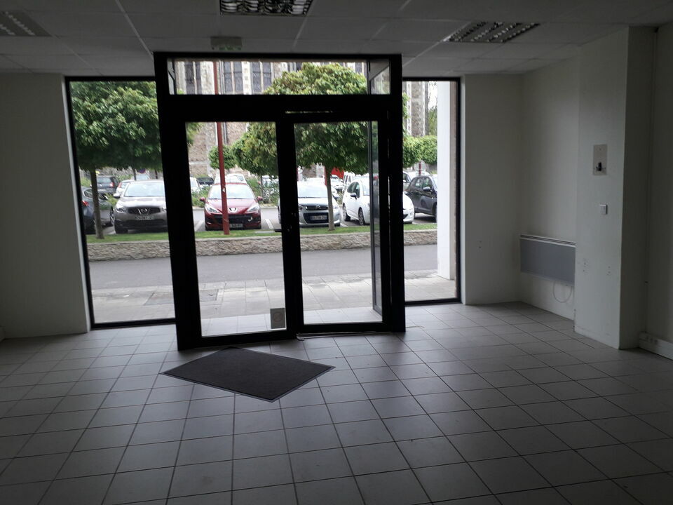 LOCAL COMMERCIAL 76 m² – EXCELLENTE VISIBILITÉ – PLAIN-PIED
