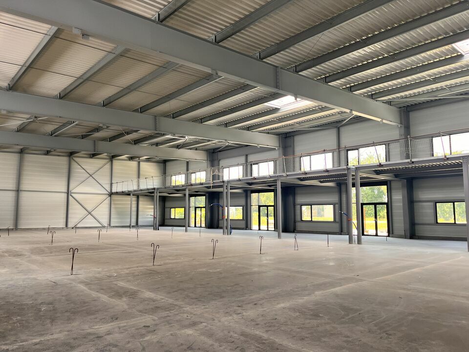 À LOUER  GRANDE CELLULE D&rsquo;ACTIVITÉS  CRÉA PARK (Route de Paris)  1 200 m²