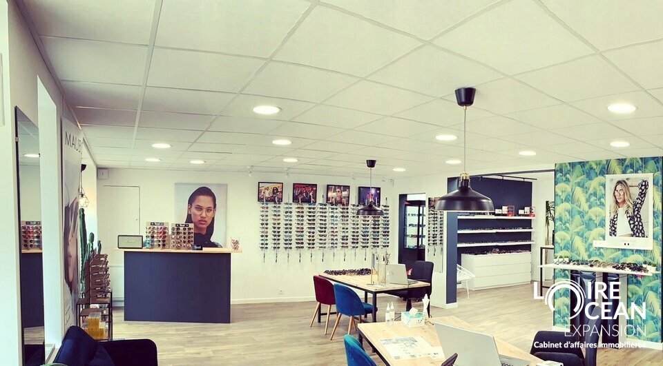 LOCAL COMMERCIAL GRANDE VISIBLITE, PLACE CENTRALE DE LA PLAINE SUR MER !