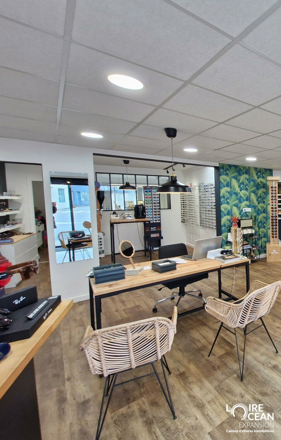 LOCAL COMMERCIAL GRANDE VISIBLITE, PLACE CENTRALE DE LA PLAINE SUR MER !