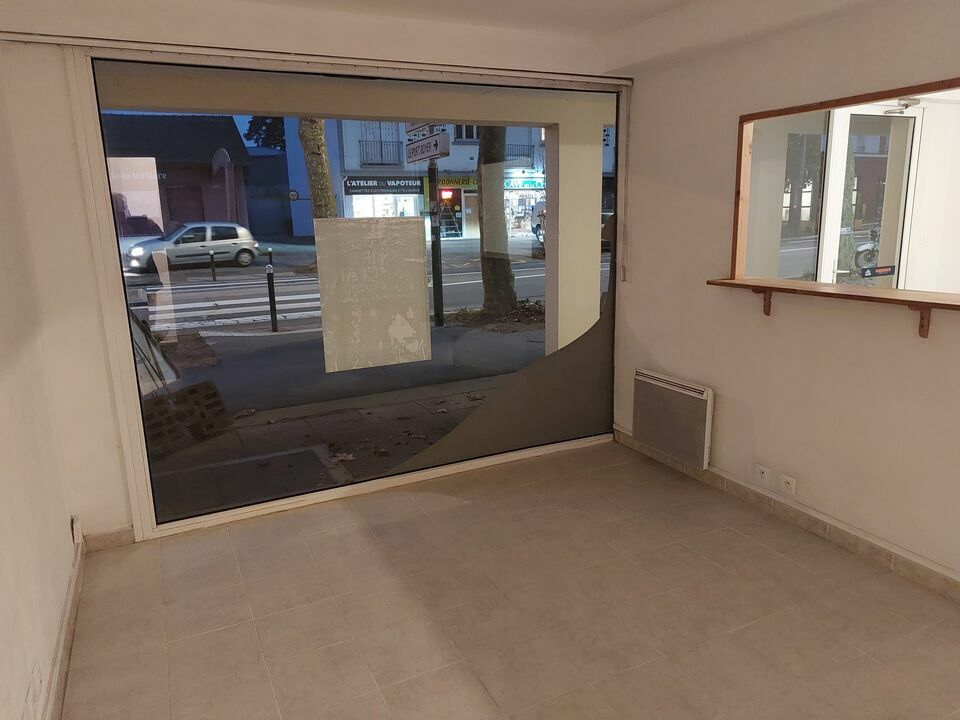 Local commercial ou bureau à louer  Axe passant