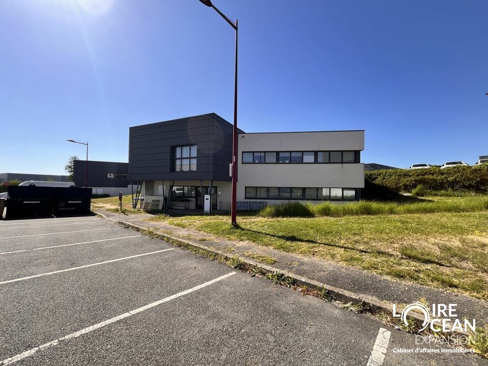 LOIRE OCÉAN EXPANSION vous propose à la LOCATION :

Des bureaux modernes situés en zone dactivités dynamique, offrant une grande accessibilité et un environnement professionnel de qualité, à proximité immédiate des commerces et des principaux axes rout