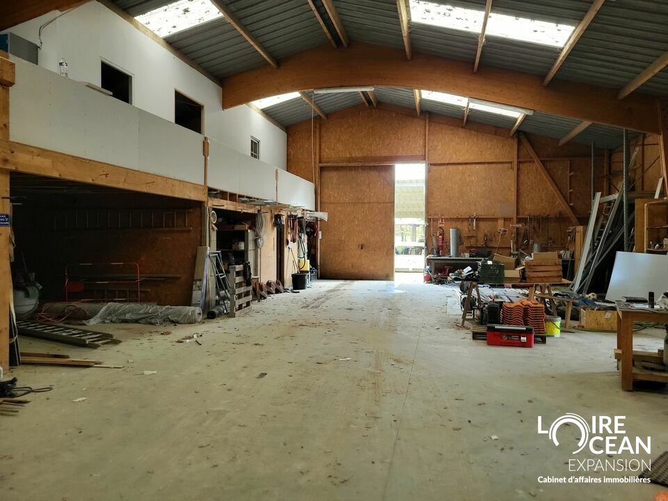 OPPORTUNITE LOCAL ACTIVITE/BUREAUX  AVEC GRAND ESPACE DE STOCKAGE EXTERIEUR !