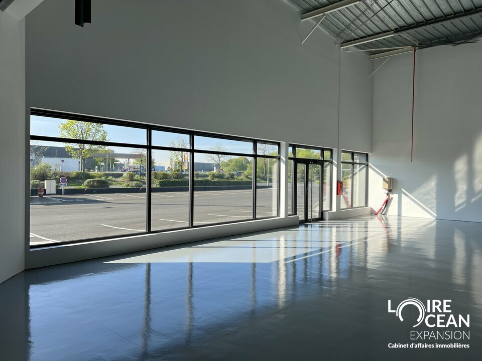 Cellule idéalement située en façade de la RD 523