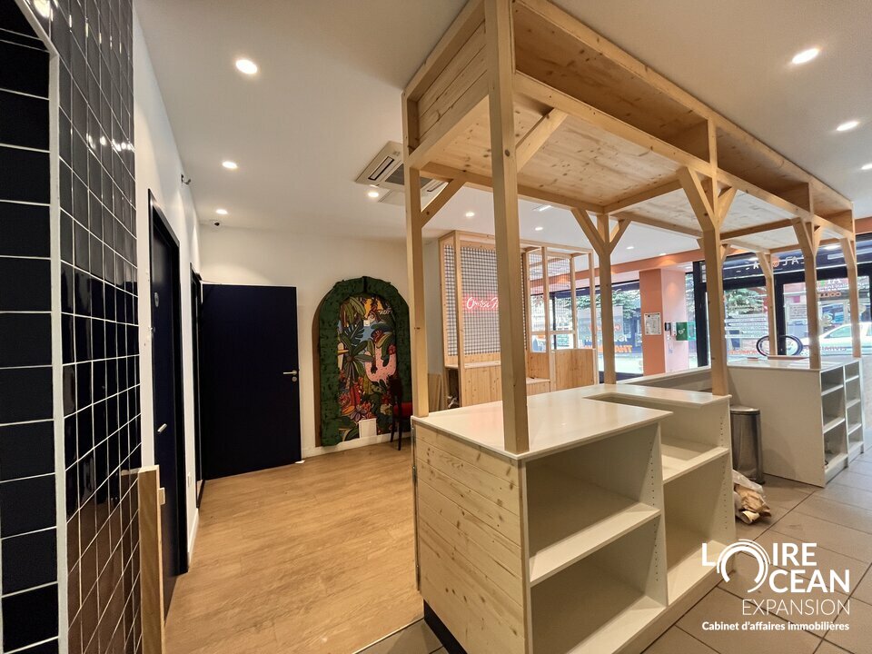 LOIRE OCÉAN EXPANSION vous propose à la LOCATION :

Un local commercial de 180 m², avec 10 mètres linéaires de vitrine, idéalement situé et libre de toute occupation. Ce bien offre une belle surface de vente de 80 m² et répond aux normes ERP et PMR, ce