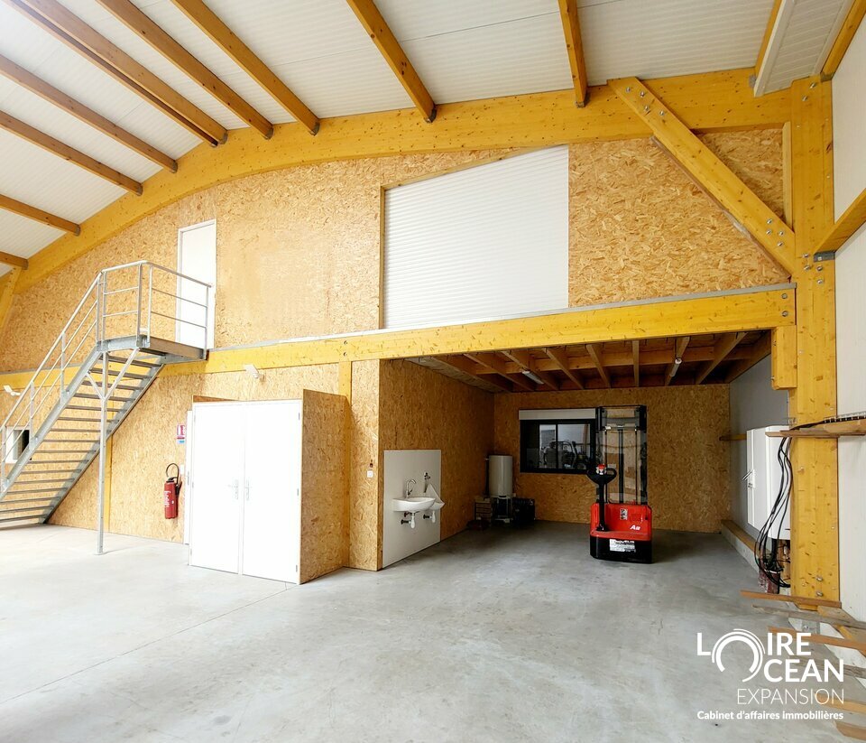 A LOUER, LOCAL D’ACTIVITE AVEC BUREAUX, PORNIC,ZAC DE LA BLAVETIERE !