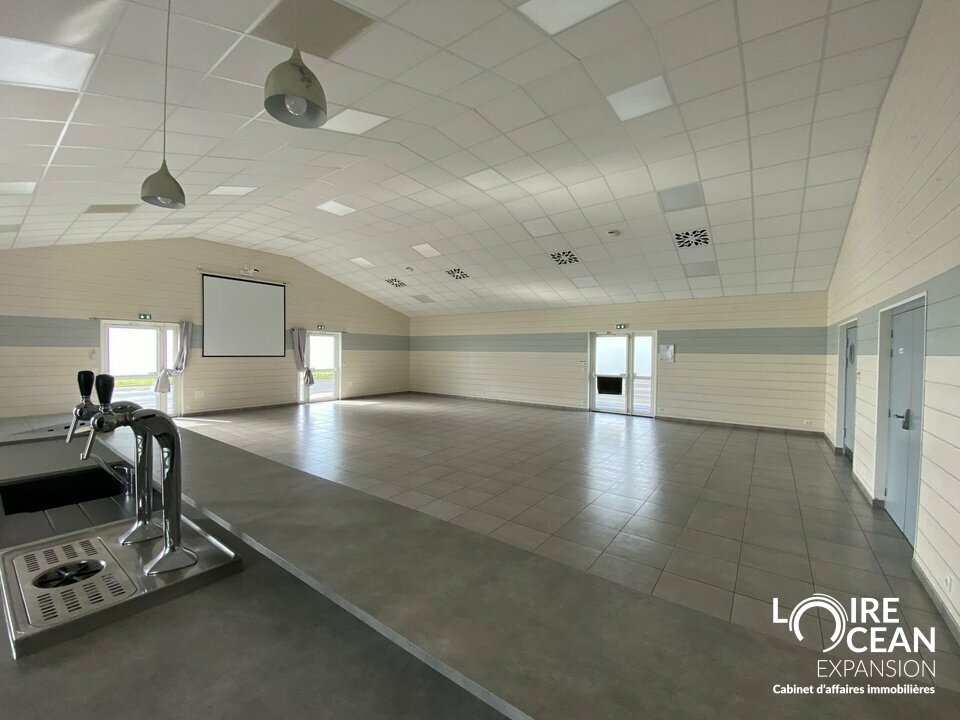 Bâtiment de réception récent entièrement équipé avec grand parking et foncier d&rsquo;environ 4 700 m²
