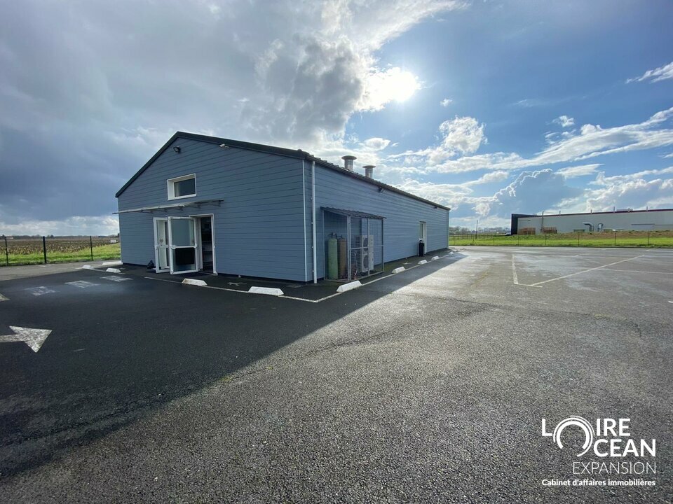 Bâtiment de réception récent entièrement équipé avec grand parking et foncier d&rsquo;environ 4 700 m²