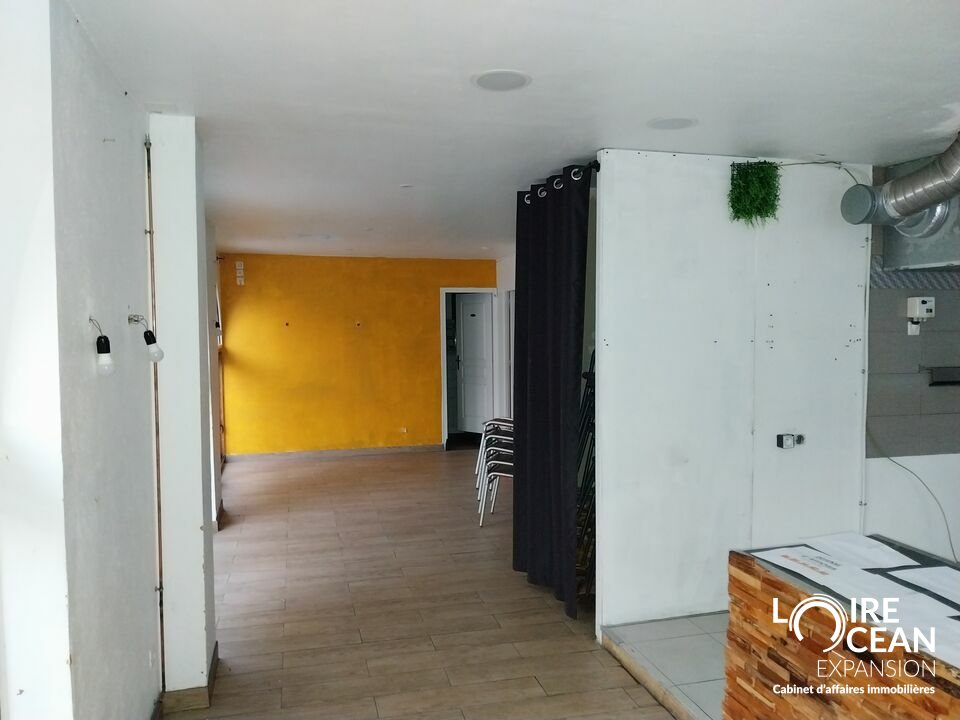 À louer  Local commercial pour restauration avec terrasse  60 m²  Proche centre