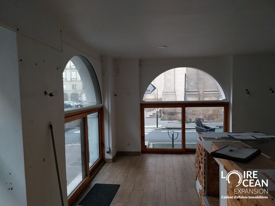 À louer  Local commercial pour restauration avec terrasse  60 m²  Proche centre