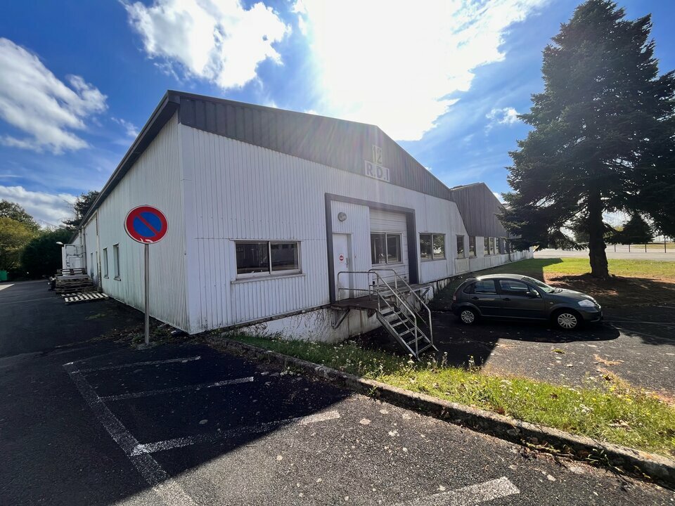 bâtiment de bureaux d’une surface totale de 955 m², idéalement situé au cur de la zone commerciale de Cholet, sur un site industriel sécurisé et surveillé 24h/24.