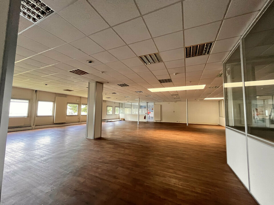 bâtiment de bureaux d&rsquo;une surface totale de 955 m², idéalement situé au cur de la zone commerciale de Cholet, sur un site industriel sécurisé et surveillé 24h/24.