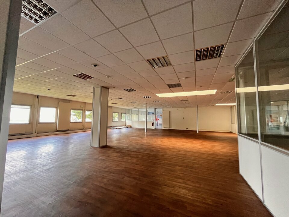 bâtiment de bureaux d&rsquo;une surface totale de 955 m², idéalement situé au cur de la zone commerciale de Cholet, sur un site industriel sécurisé et surveillé 24h/24.