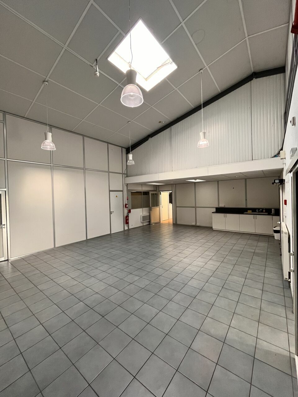 bâtiment de bureaux d&rsquo;une surface totale de 955 m², idéalement situé au cur de la zone commerciale de Cholet, sur un site industriel sécurisé et surveillé 24h/24.