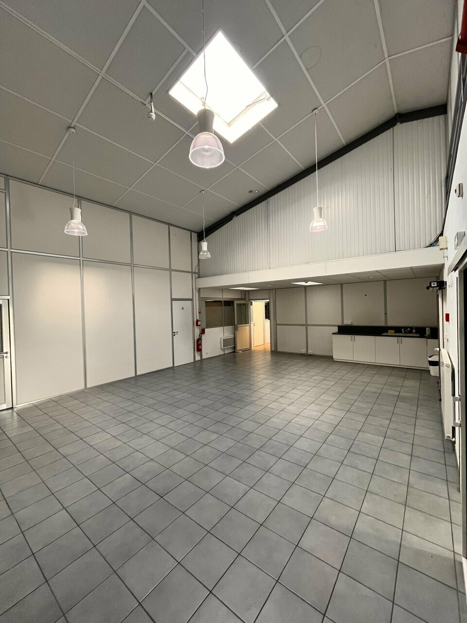 bâtiment de bureaux d&rsquo;une surface totale de 955 m², idéalement situé au cur de la zone commerciale de Cholet, sur un site industriel sécurisé et surveillé 24h/24.