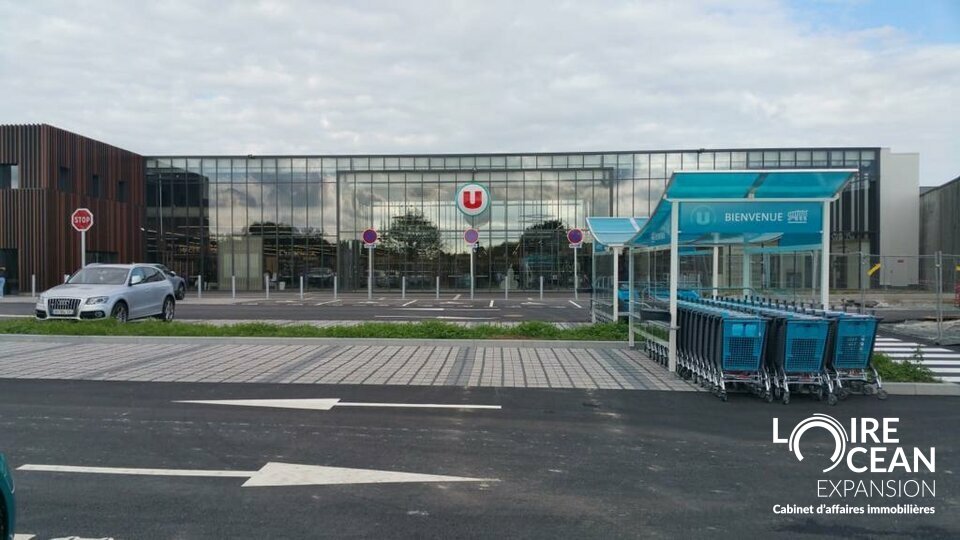 À VENDRE  Cellule commerciale B2  1 040 m²  Treillières