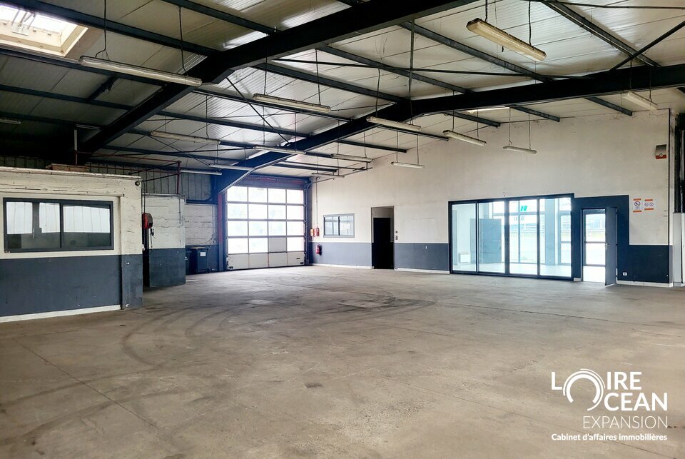 OPPORTUNITE ACQUISITION LOCAL ACTIVITE AVEC TERRAIN PRIVE SUR ST PERE EN RETZ ! BELLE VISIBILITE AVEC FORT PASSAGE ROUTIER !