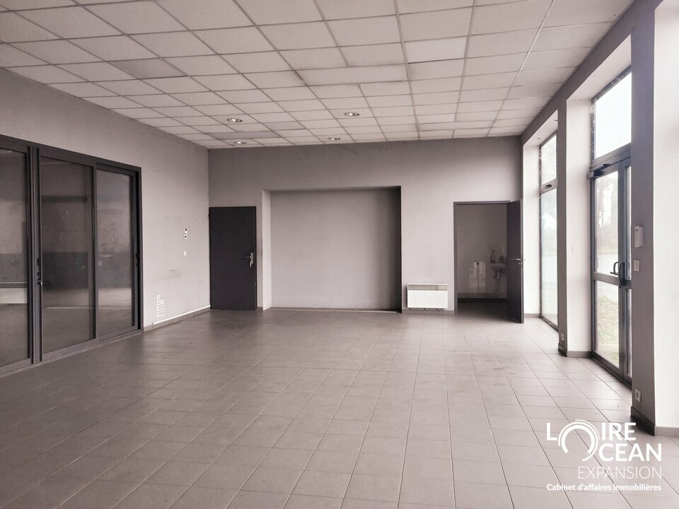 OPPORTUNITE ACQUISITION LOCAL ACTIVITE AVEC TERRAIN PRIVE SUR ST PERE EN RETZ ! BELLE VISIBILITE AVEC FORT PASSAGE ROUTIER !