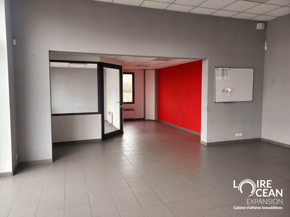 OPPORTUNITE ACQUISITION LOCAL ACTIVITE AVEC TERRAIN PRIVE SUR ST PERE EN RETZ ! BELLE VISIBILITE AVEC FORT PASSAGE ROUTIER !