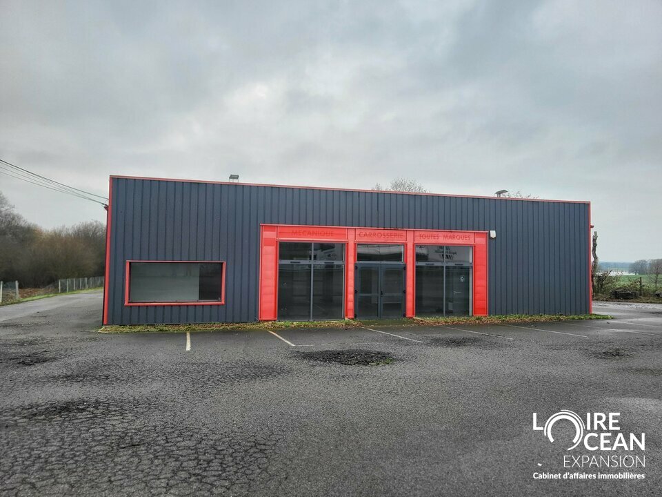 OPPORTUNITE ACQUISITION LOCAL ACTIVITE AVEC TERRAIN PRIVE SUR ST PERE EN RETZ ! BELLE VISIBILITE AVEC FORT PASSAGE ROUTIER !