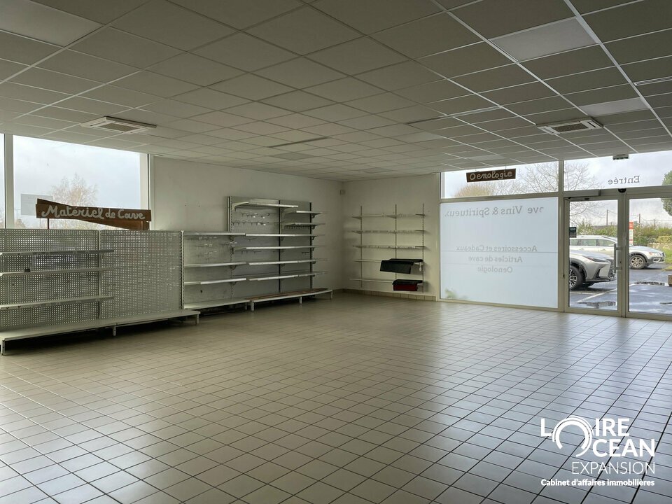 Ensemble commercial  Environ 780 m²  Emplacement premium à Vallet