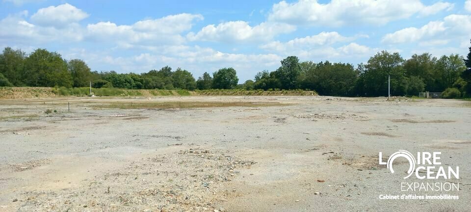 PROCHE NANTES 1 700 m² AVEC UN VASTE PARKING