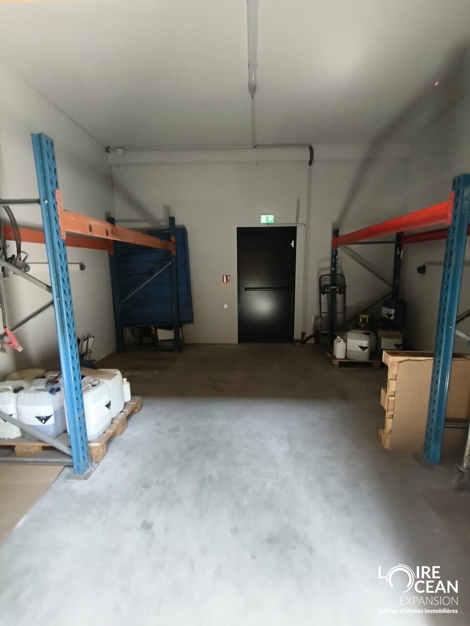 À LOUER – LOCAL D&rsquo;ACTIVITÉS DE 360 m² – BELLE VISIBILITÉ & PRESTATIONS DE QUALITÉ