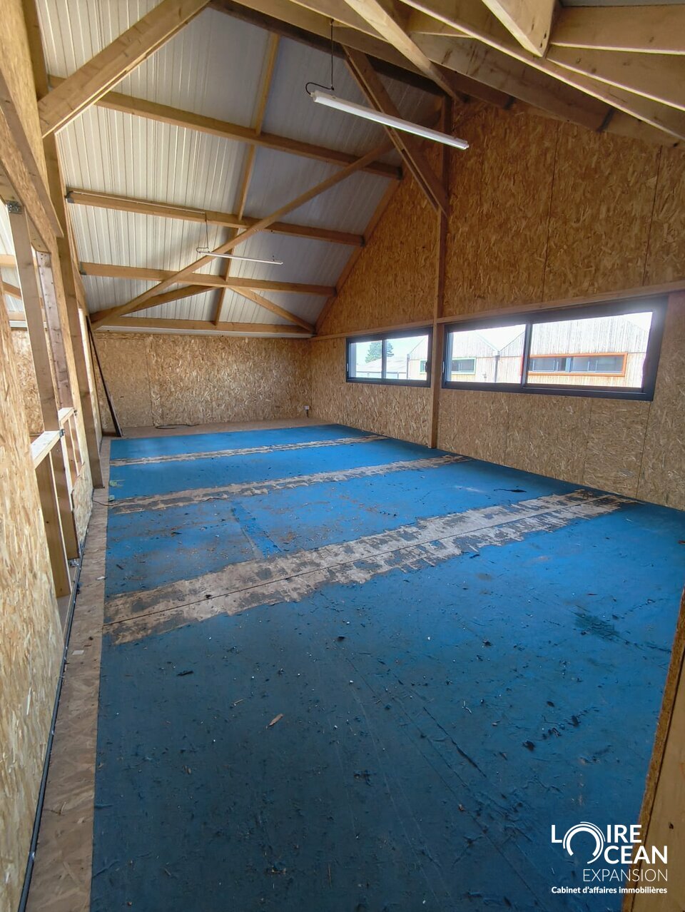 À LOUER – LOCAL D&rsquo;ACTIVITÉS DE 360 m² – BELLE VISIBILITÉ & PRESTATIONS DE QUALITÉ