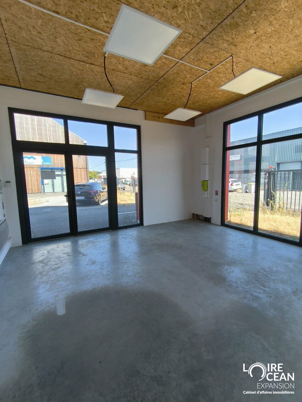 À LOUER – LOCAL D&rsquo;ACTIVITÉS DE 360 m² – BELLE VISIBILITÉ & PRESTATIONS DE QUALITÉ