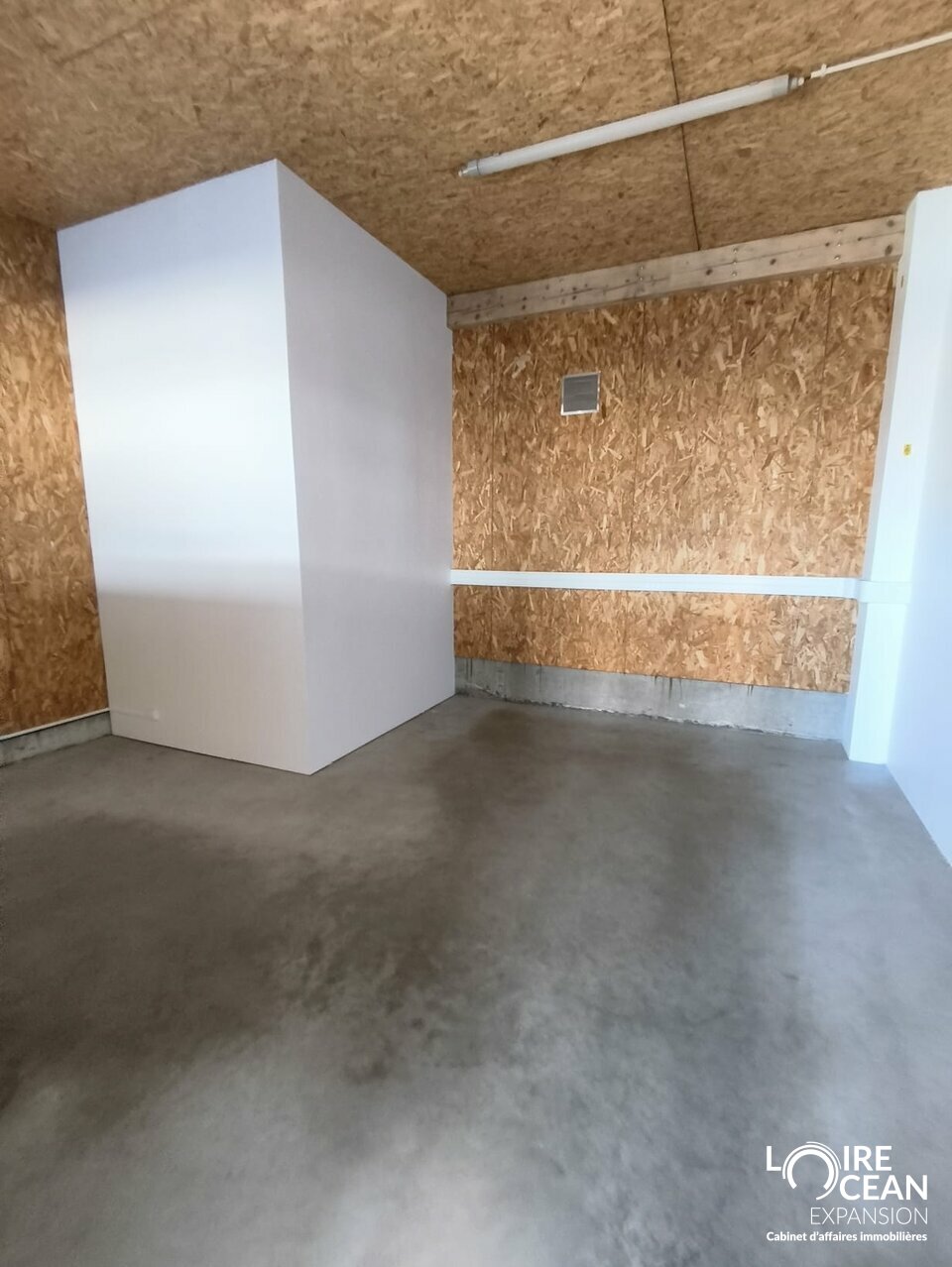 À LOUER – LOCAL D&rsquo;ACTIVITÉS DE 360 m² – BELLE VISIBILITÉ & PRESTATIONS DE QUALITÉ