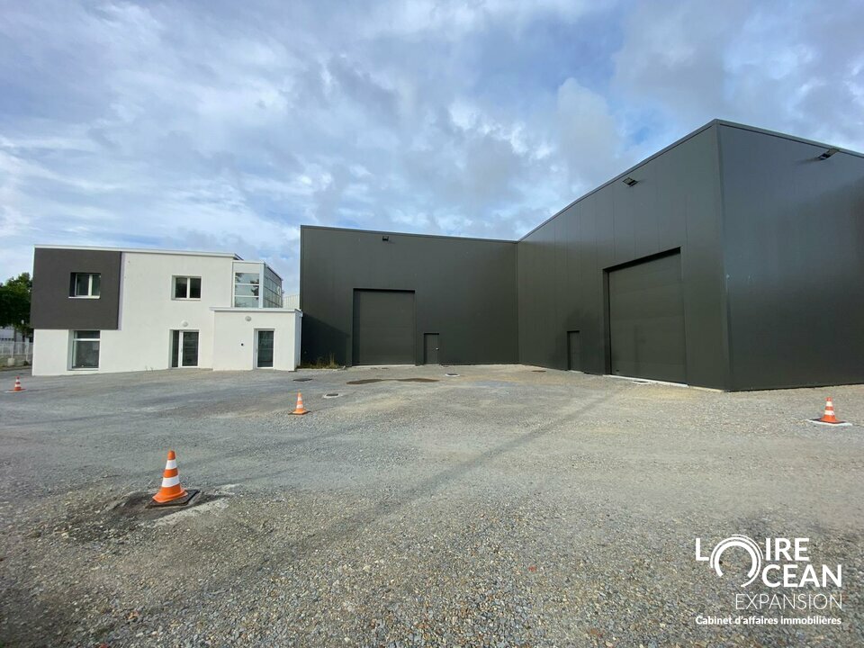 À louer  Bâtiment indépendant de 500 m² avec stockage et bureaux