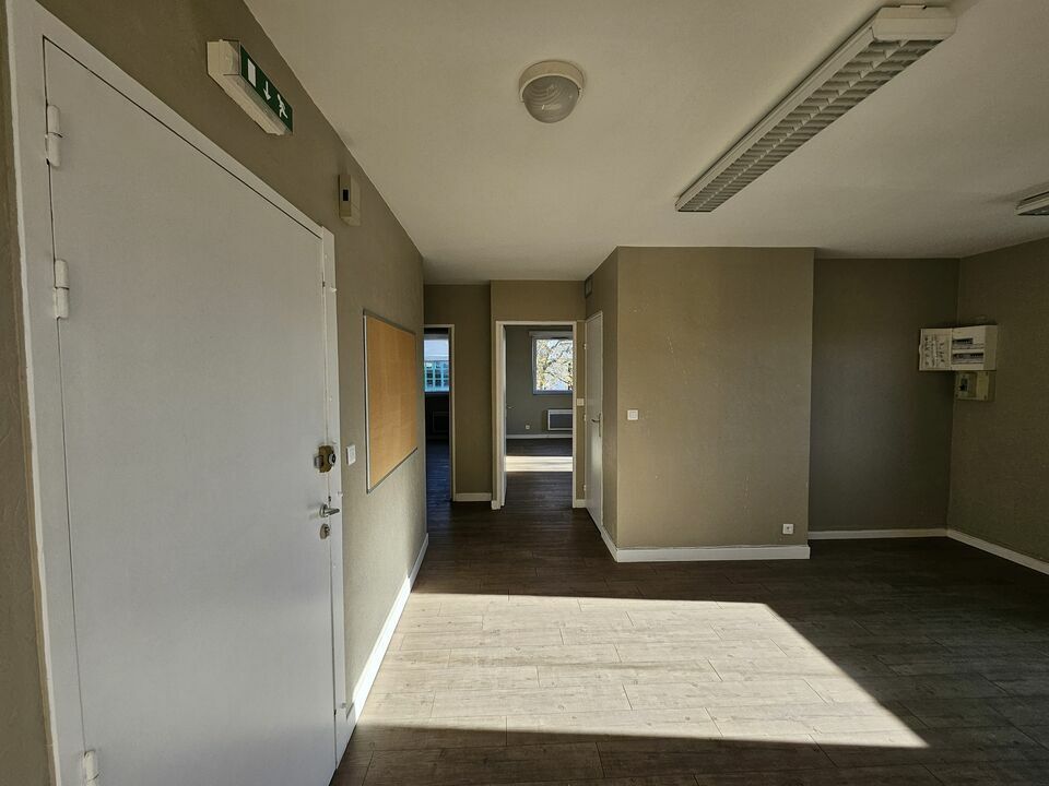 Bureaux 73 m²  2ᵉ étage d&rsquo;un immeuble tertiaire