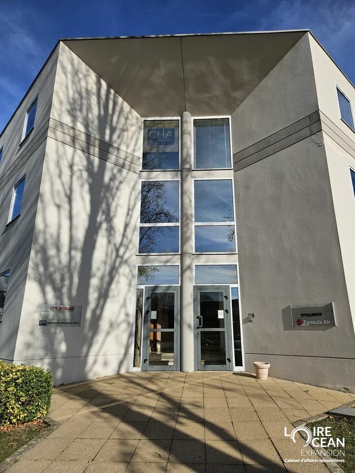 Bureaux 79 m²  1ᵉʳ étage d’un immeuble tertiaire